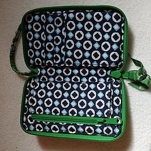 SALE! Vera Bradley Green Wristlet - Picture 3 of 3